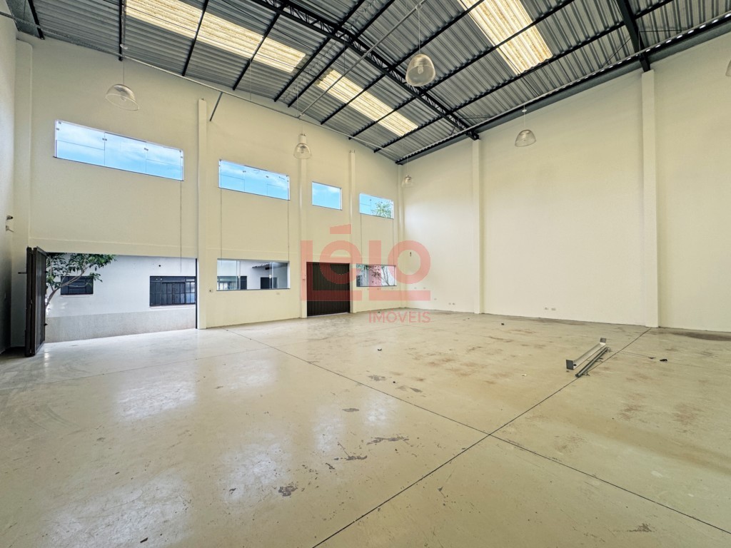 Barracão para venda no Zona 08 em Maringa com 300m² por R$ 2.500.000,00