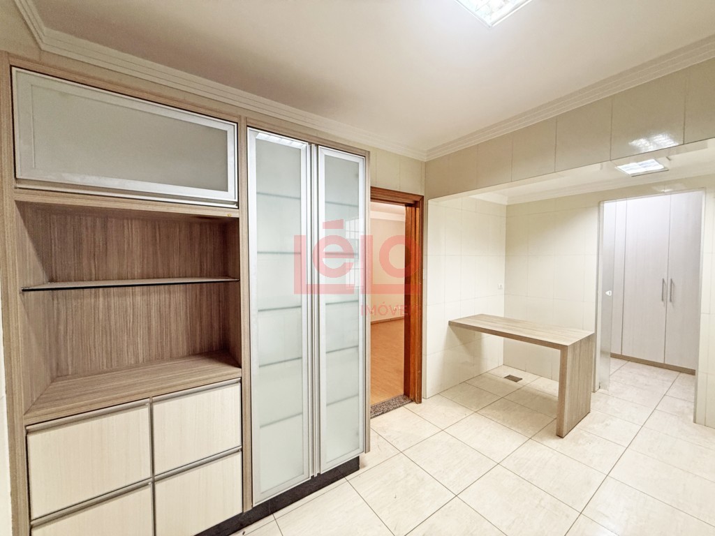 Apartamento para locacao no Zona 06 em Maringa com 143,8m² por R$ 2.700,00