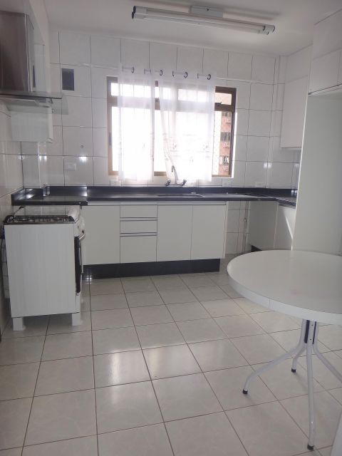 Apartamento para locacao no Zona 07 em Maringa com 216,77m² por R$ 2.500,00