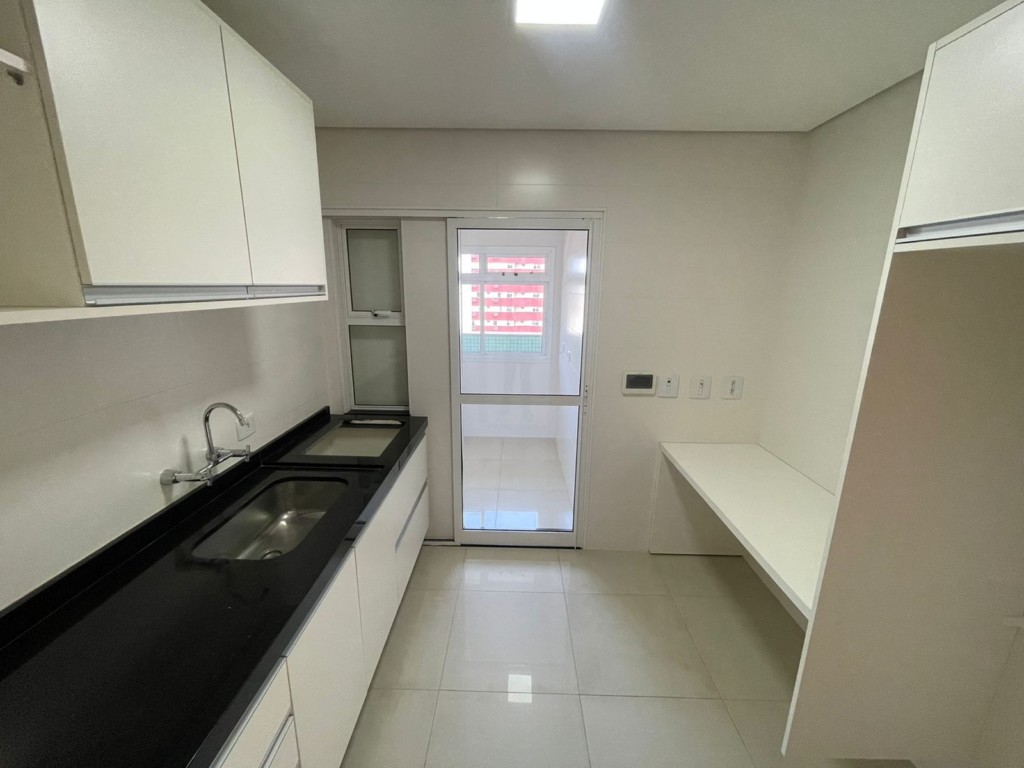 Apartamento para locacao no Novo Centro em Maringa com 138,25m² por R$ 2.800,00