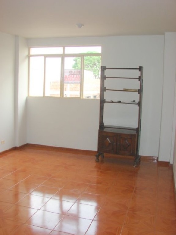 Apartamento para locacao no Zona 07 em Maringa com 76,2m² por R$ 1.300,00