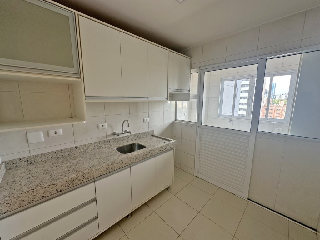 Apartamento para locacao no Zona 07 em Maringa com 107,38m² por R$ 2.990,00