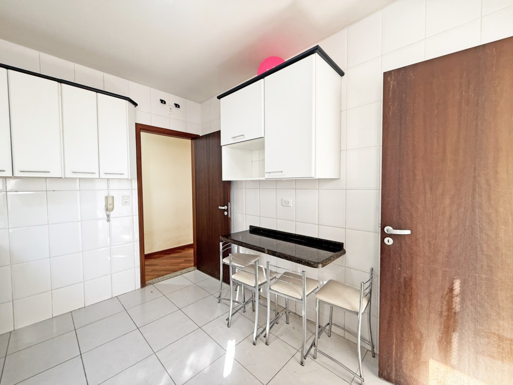 Apartamento para locacao no Zona 07 em Maringa com 130,31m² por R$ 3.000,00