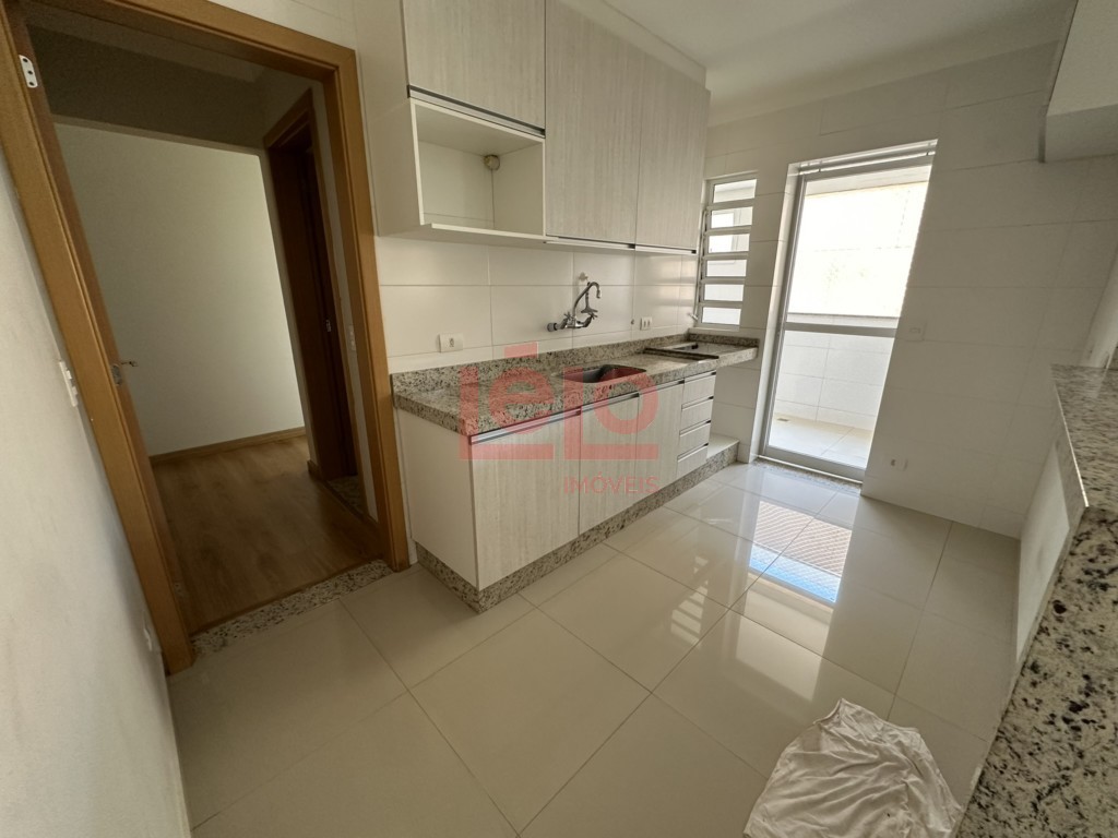 Apartamento para locacao no Zona 07 em Maringa com 117,7m² por R$ 2.300,00