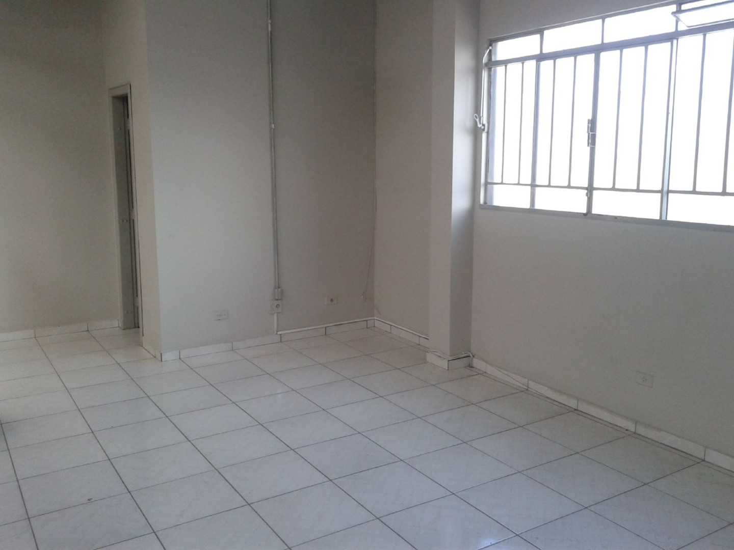 Ofertas para venda Área Industrial para venda e locacao no Hugo Lange em Curitiba com 280m² por R$ 1.500.000,00 (venda) ou R$ 12.000,00 (locação)